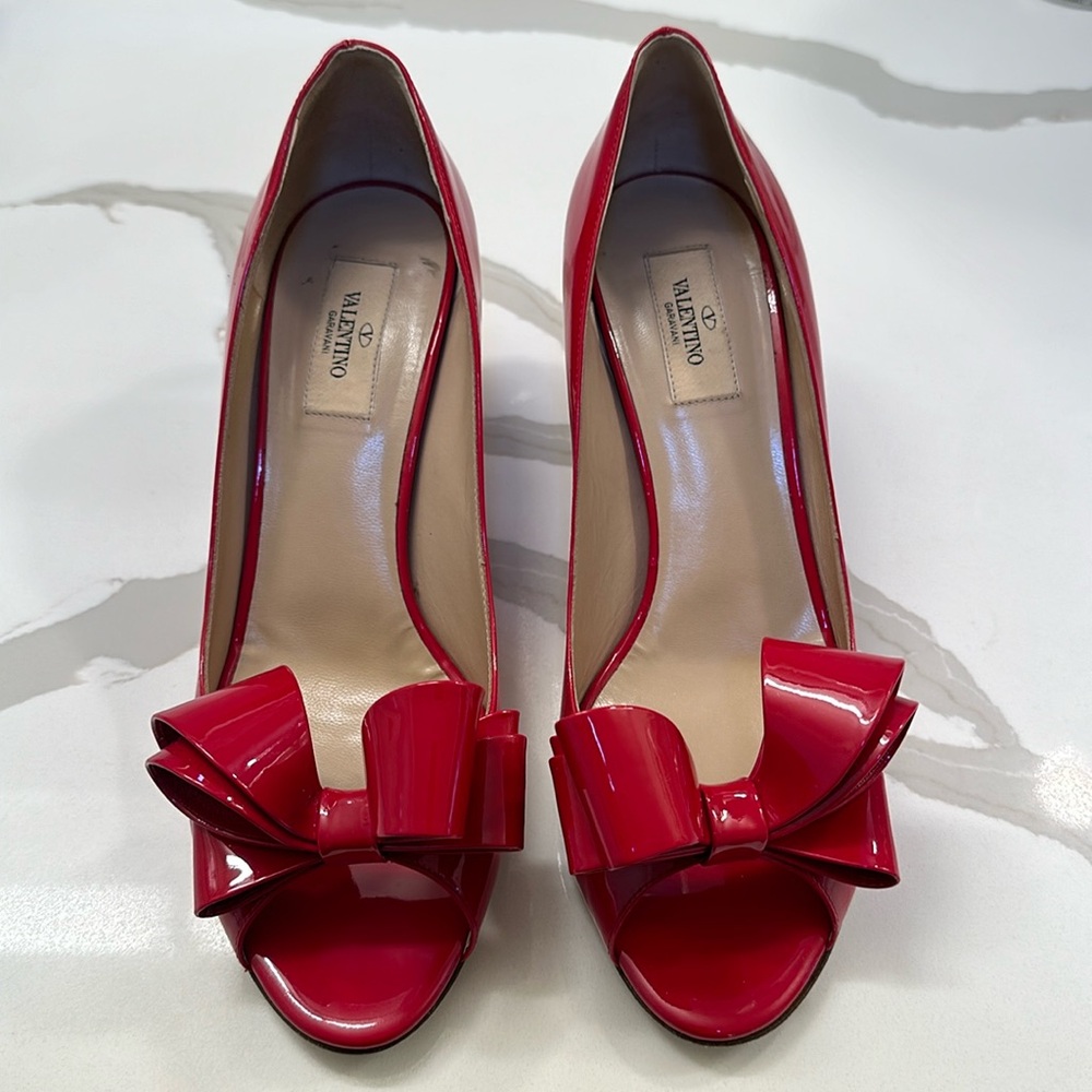 Valentino size 40 red patent leather pumps with bow